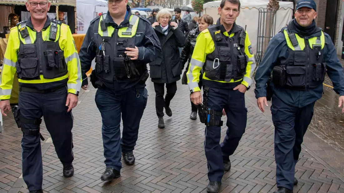 POL-KLE: Goch - Erste gemeinsame Streife des Kommunalen Ordnungsdienstes und der Polizei Goch auf dem Flachsmarkt / Gemeinsame Presseerklärung der Stadt Goch und der Polizei im Kreis Kleve - Bild: presseportal.de