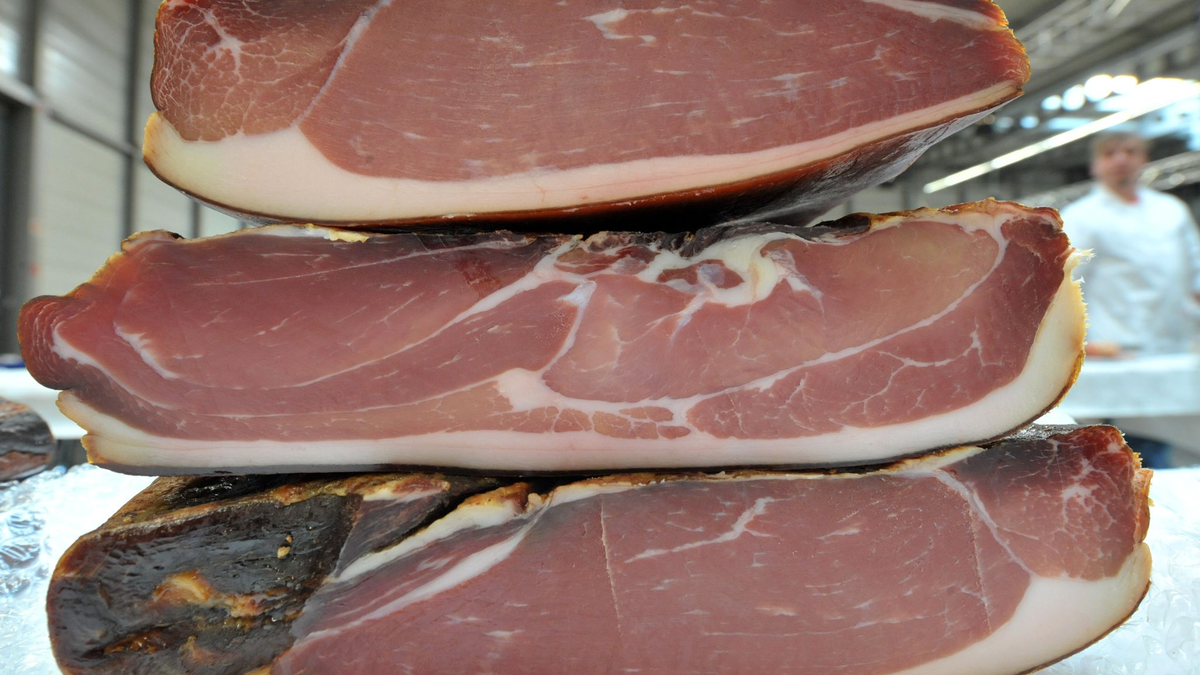 Die Regierung in Paris hat sich in der Frage eingeschaltet, ob in einer Kathedrale zum Trocknen aufgehängte Schinken wirklich das denkmalgeschützte Gebäude gefährden (Archivbild). - Foto: picture alliance / dpa