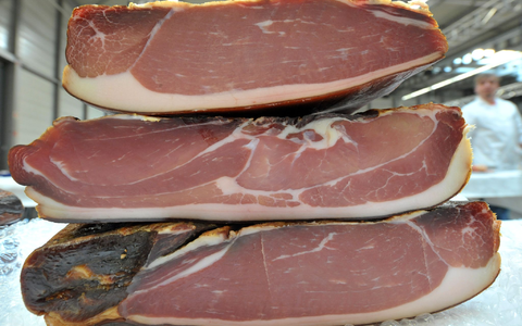 Die Regierung in Paris hat sich in der Frage eingeschaltet, ob in einer Kathedrale zum Trocknen aufgehängte Schinken wirklich das denkmalgeschützte Gebäude gefährden (Archivbild). - Foto: picture alliance / dpa