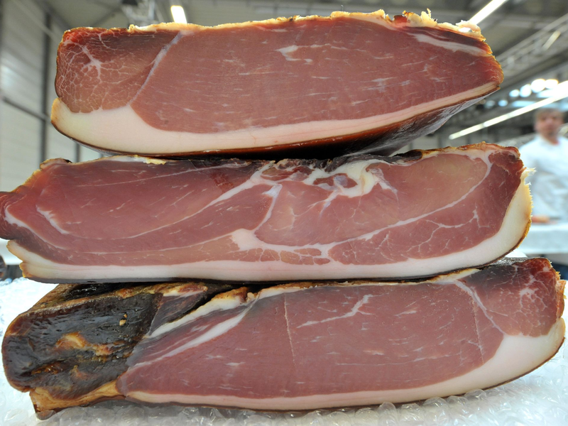 Die Regierung in Paris hat sich in der Frage eingeschaltet, ob in einer Kathedrale zum Trocknen aufgehängte Schinken wirklich das denkmalgeschützte Gebäude gefährden (Archivbild). - Foto: picture alliance / dpa