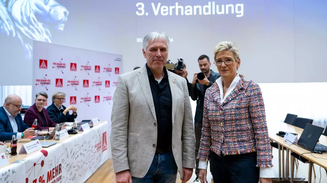 Die Tarifpartner in Bayern laufen sich warm für einen Pilotabschluss.  - Bild: Lennart Preiss/dpa
