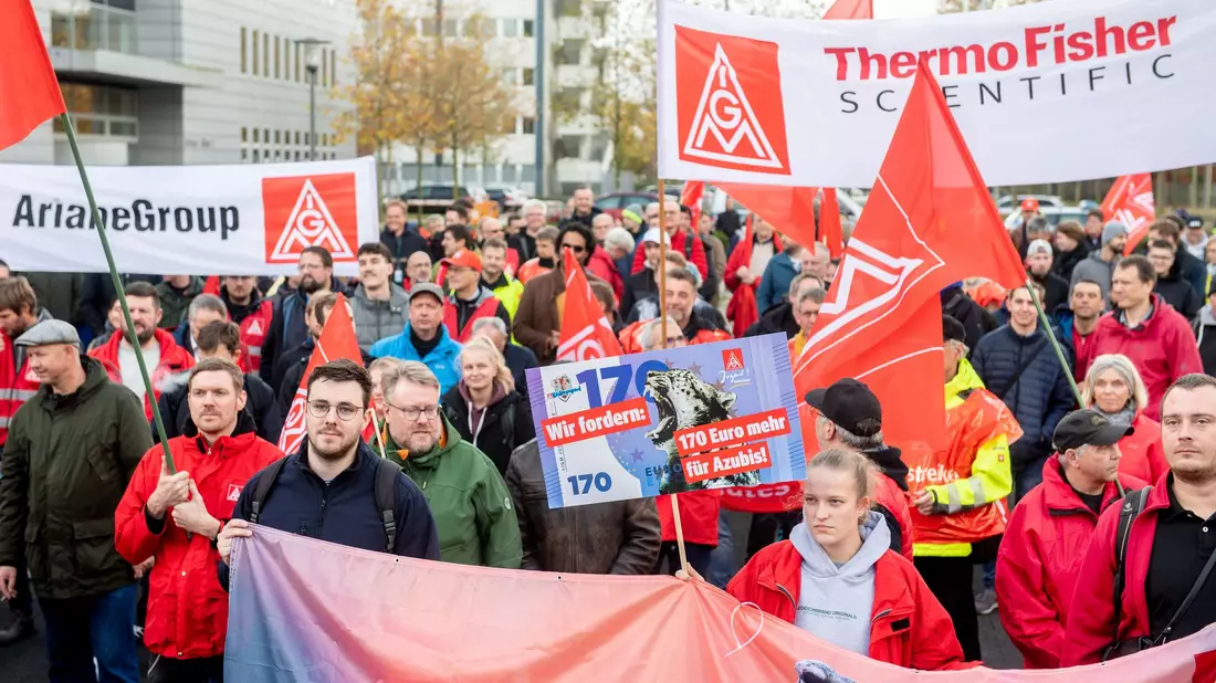 Die IG Metall organisiert weitere Warnstreiks.  - Bild: Hauke-Christian Dittrich/dpa