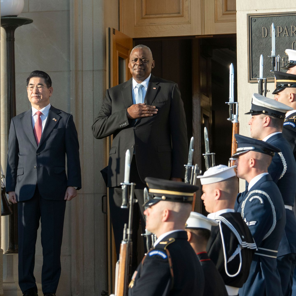 Die USA haben Hinweise, dass Russland erste Soldaten aus Nordkorea in Richtung Kriegsgebiet mit der Ukraine verlegt. - Foto: Kevin Wolf/FR33460 AP/AP