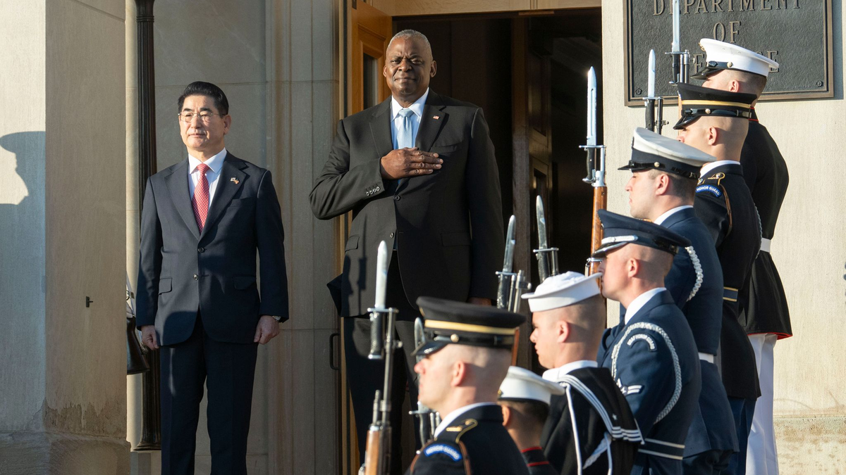 US-Außenminister Austin traf seinen südkoreanischen Amtskollegen in Washington. Hauptthema: Die von Nordkorea nach Russland entsandten Soldaten.  - Foto: Kevin Wolf/FR33460 AP/AP