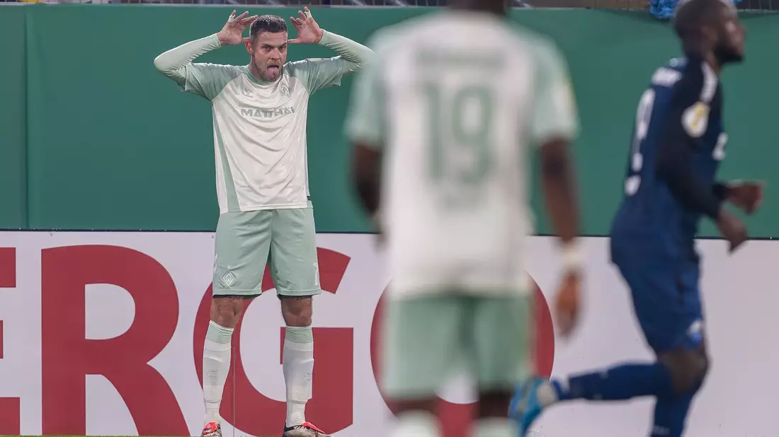 Paderborns Spieler reagieren nach dem 0:1 gegen Werder Bremen. - Bild: David Inderlied/dpa