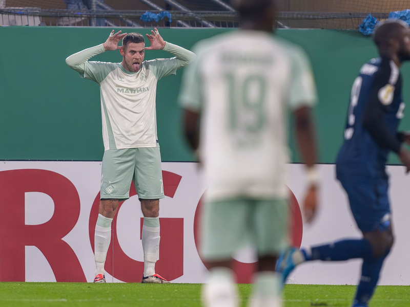 Paderborns Spieler reagieren nach dem 0:1 gegen Werder Bremen. - Foto: David Inderlied/dpa