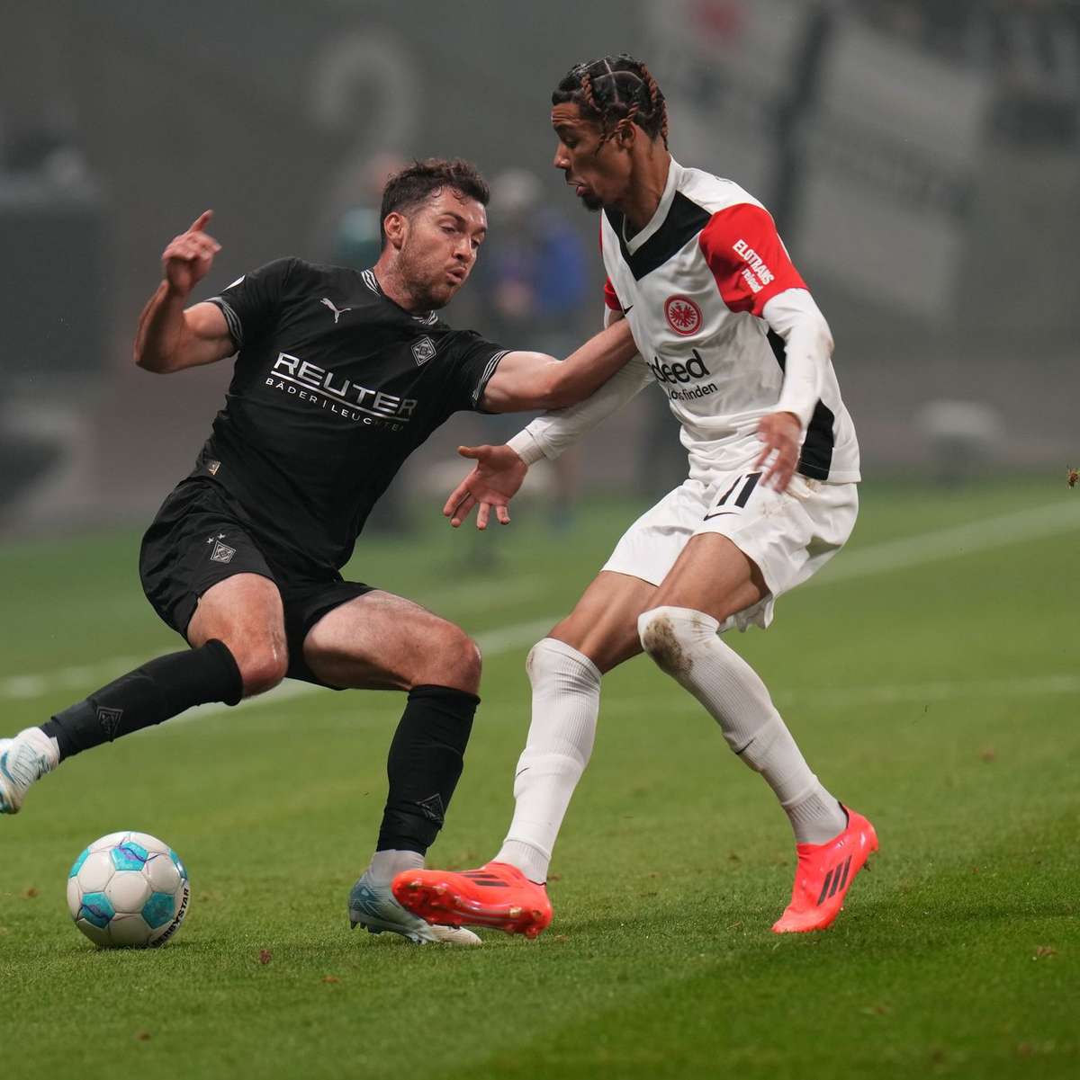 Trotz Unterzahl schafft es die Eintracht ins Achtelfinale des DFB-Pokals. - Foto: Thomas Frey/dpa