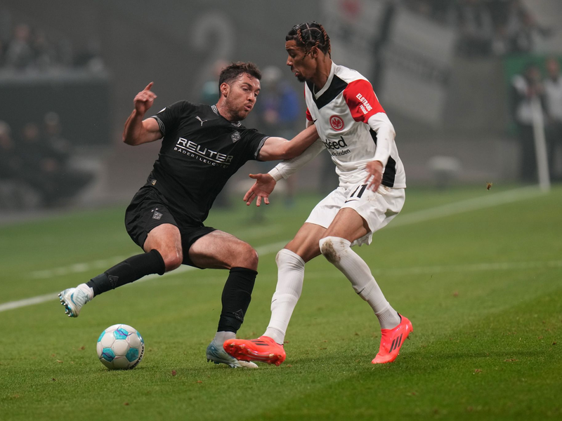 Eintracht besiegte im DFB-Pokal Borussia Mönchengladbach trotz langer Unterzahl. - Foto: Thomas Frey/dpa
