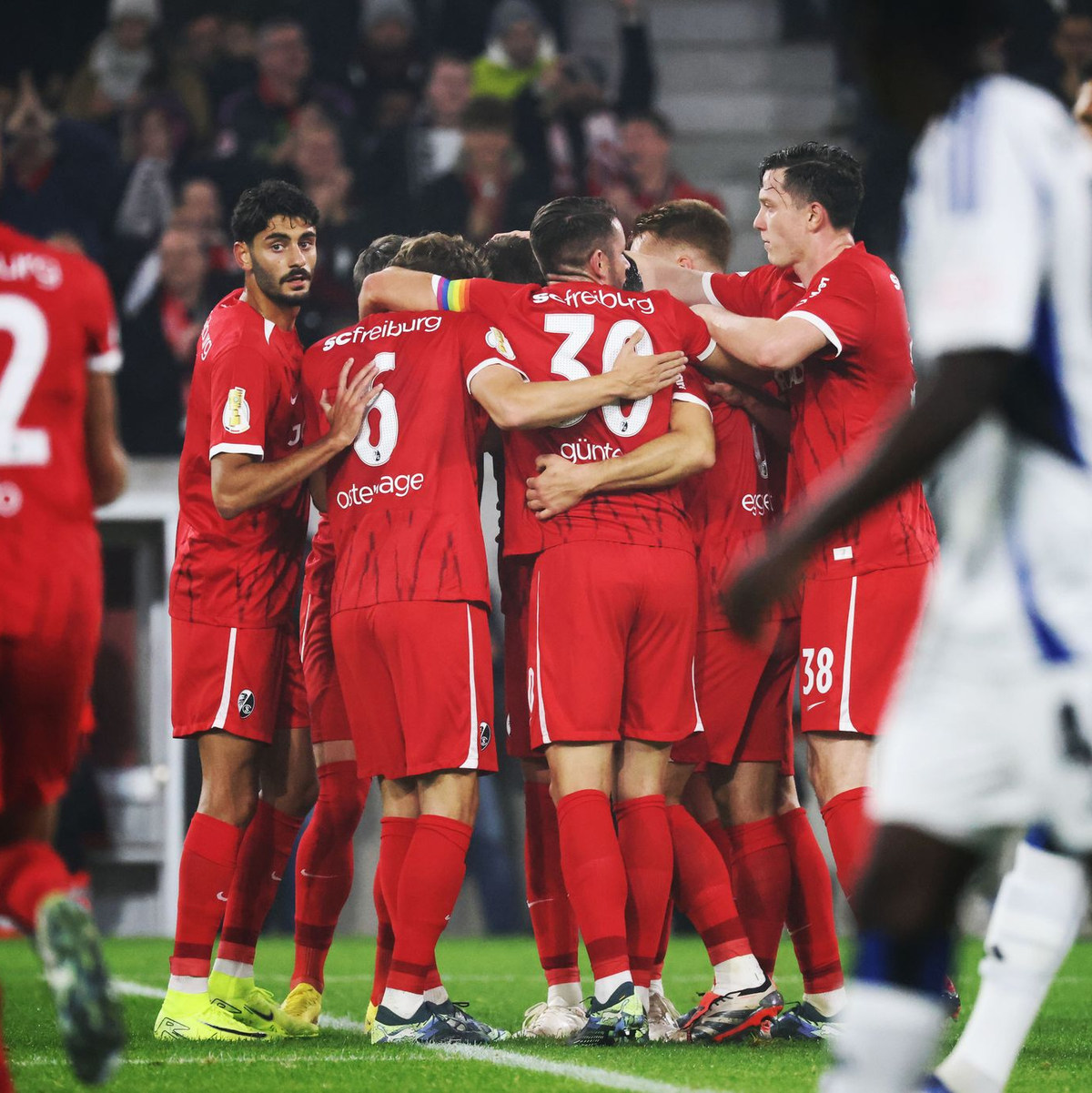 Der SC Freiburg setzt sich gegen den zweitklassigen Hamburger SV durch. - Foto: Philipp von Ditfurth/dpa