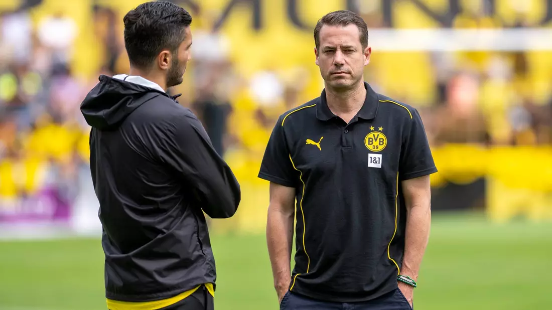BVB-Boss Lars Ricken diskutiert nicht über Trainer Nuri Sahin (links) - Bild: David Inderlied/dpa