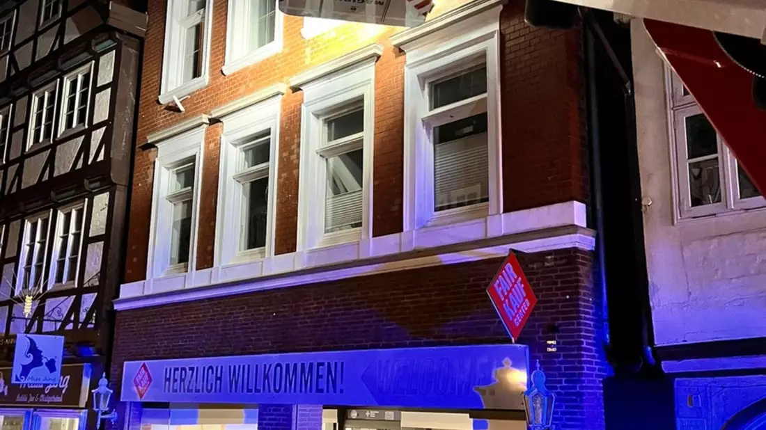 FW Celle: Falschparker behindern Feuerwehr - Einsatz in der Altstadt! - Bild: presseportal.de