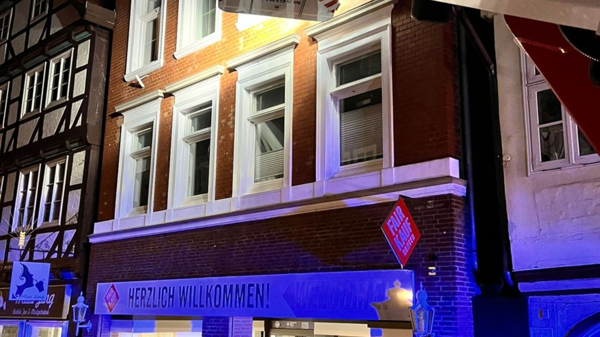 FW Celle: Falschparker behindern Feuerwehr - Einsatz in der Altstadt! - Foto: presseportal.de