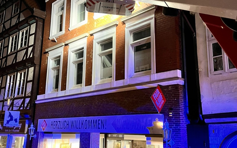 FW Celle: Falschparker behindern Feuerwehr - Einsatz in der Altstadt! - Foto: presseportal.de