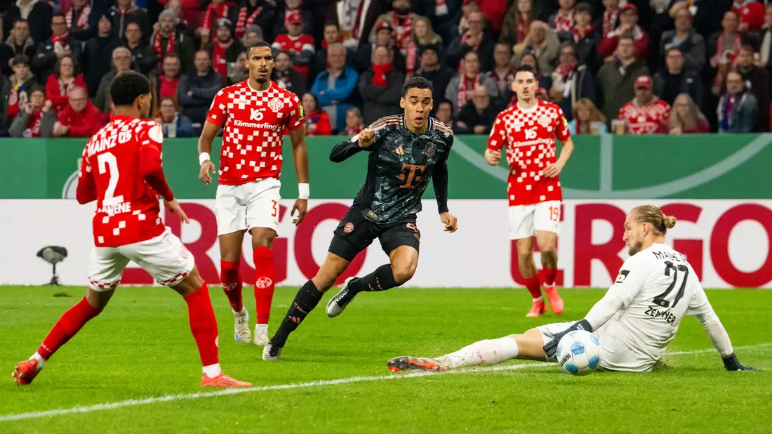 Souverän wandert Bayern München ins Pokal-Achtelfinale. - Bild: Torsten Silz/dpa