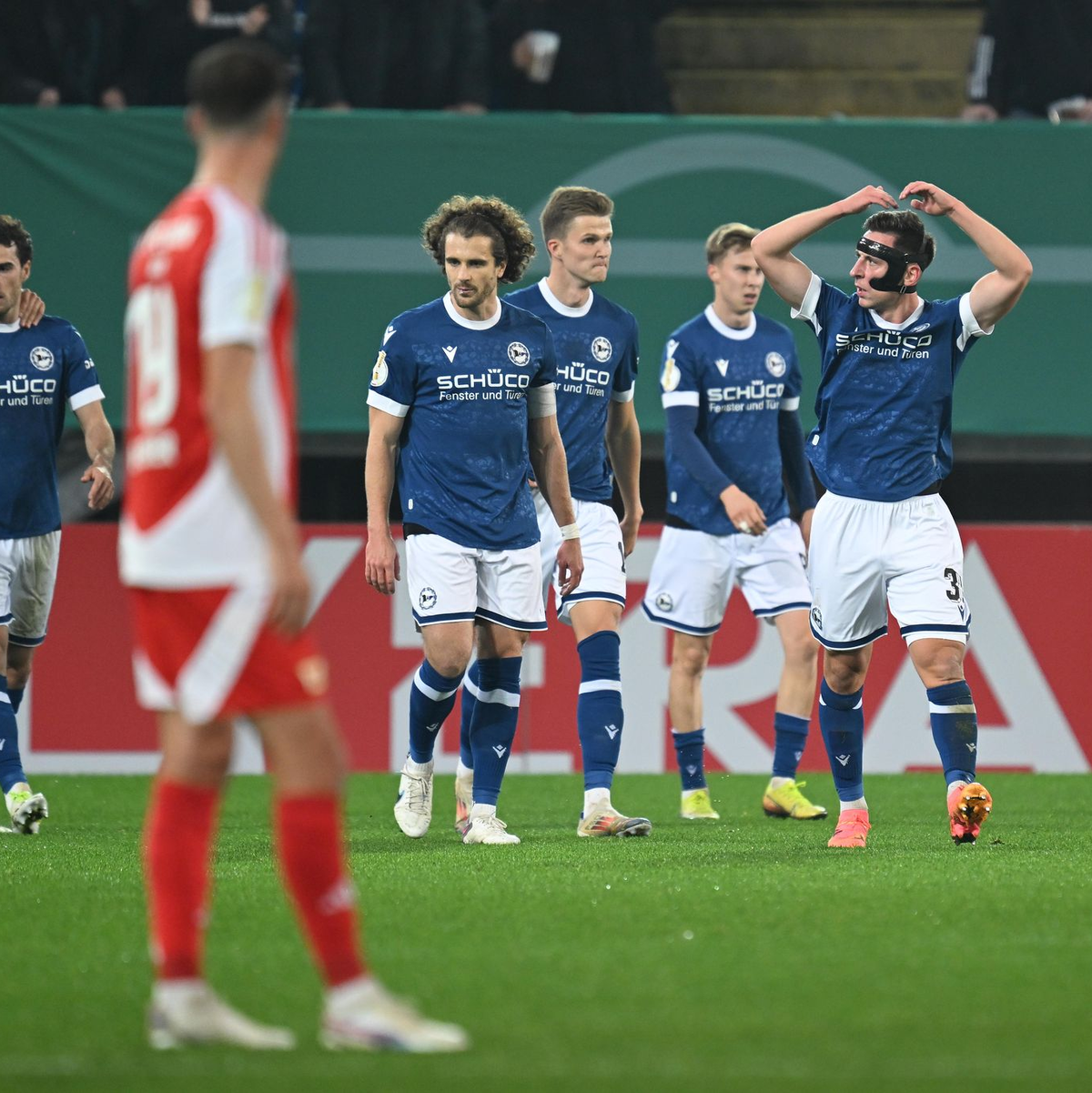 Der Drittligist schmeißt die Berliner aus dem Pokal. - Foto: Swen Pförtner/dpa