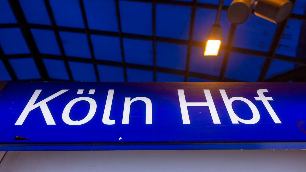 Am Kölner Hauptbahnhof ist eine Person von einem Zug überrollt und getötet worden. (Archivlbild) - Foto: Thomas Banneyer/dpa