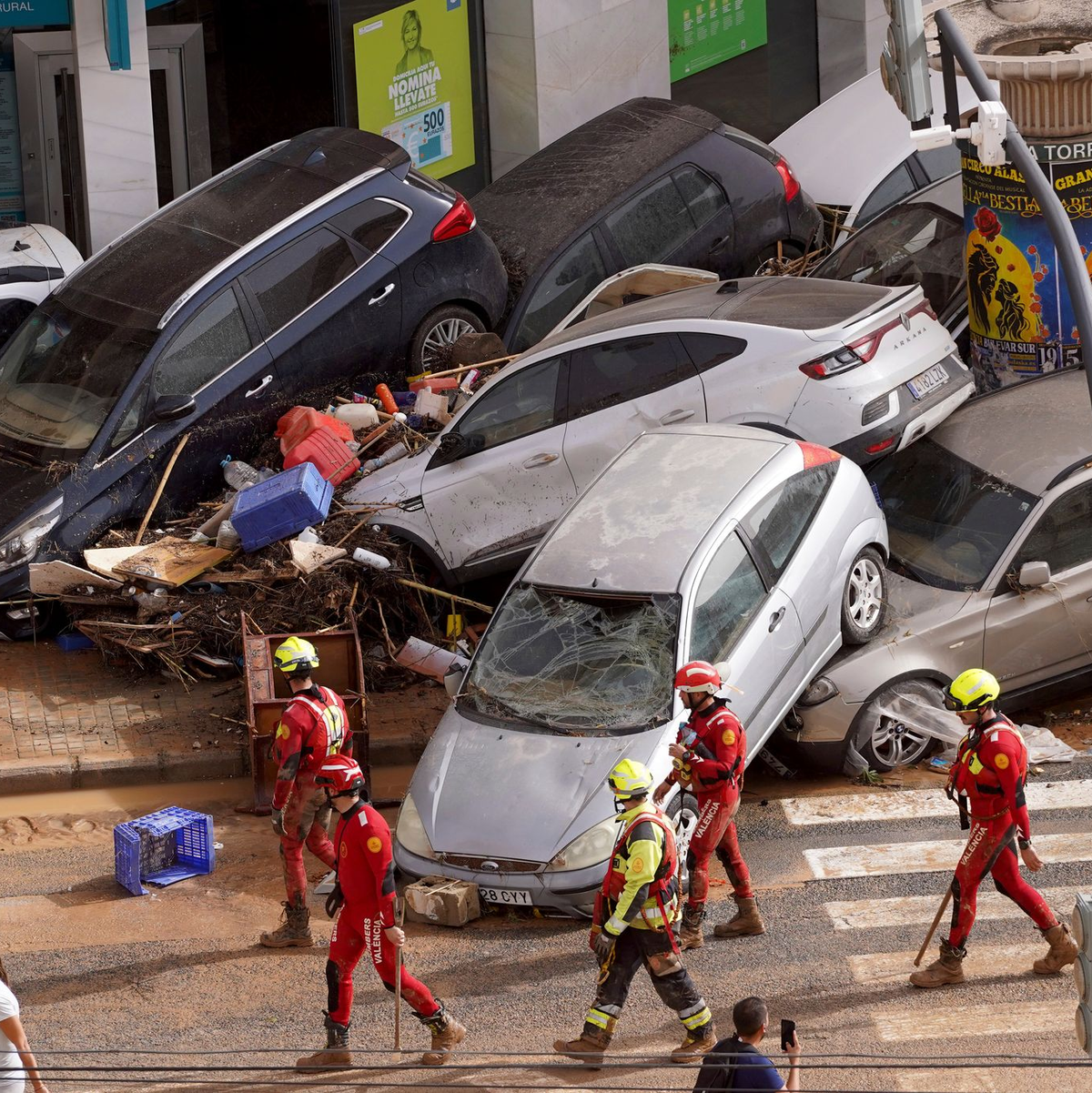 Zu den Folgen der Erderwärmung gehören häufigere und heftigere Hitzewellen, Dürren, Waldbrände sowie Unwetter und Überschwemmungen - die etwa zuletzt in Spanien für starke Zerstörungen sorgten. (Archivbild) - Foto: Alberto Saiz/AP