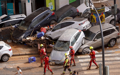 Zu den Folgen der Erderwärmung gehören häufigere und heftigere Hitzewellen, Dürren, Waldbrände sowie Unwetter und Überschwemmungen - die etwa zuletzt in Spanien für starke Zerstörungen sorgten. (Archivbild) - Foto: Alberto Saiz/AP