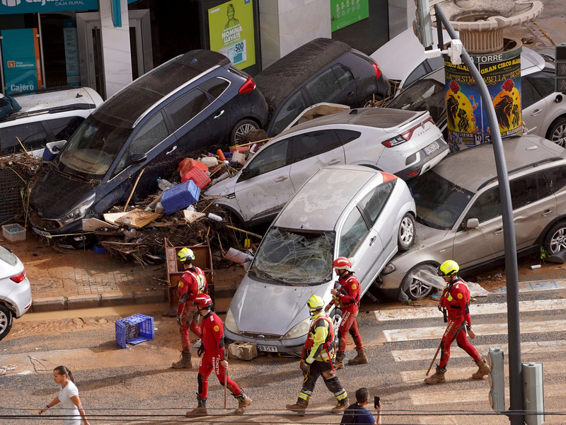 Zu den Folgen der Erderwärmung gehören häufigere und heftigere Hitzewellen, Dürren, Waldbrände sowie Unwetter und Überschwemmungen - die etwa zuletzt in Spanien für starke Zerstörungen sorgten. (Archivbild) - Foto: Alberto Saiz/AP