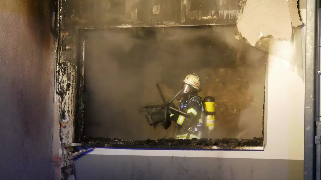 FW Celle: Zimmerbrand in voller Ausdehnung, drohender Flammenüberschlag ins Obergeschoss, 15 betroffene Personen - Feuerwehr und Rettungsdienst waren am Mittwochabend im Einsatz! - Bild: presseportal.de