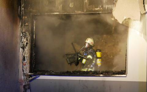 FW Celle: Zimmerbrand in voller Ausdehnung, drohender Flammenüberschlag ins Obergeschoss, 15 betroffene Personen - Feuerwehr und Rettungsdienst waren am Mittwochabend im Einsatz! - Foto: presseportal.de