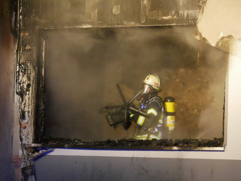 FW Celle: Zimmerbrand in voller Ausdehnung, drohender Flammenüberschlag ins Obergeschoss, 15 betroffene Personen - Feuerwehr und Rettungsdienst waren am Mittwochabend im Einsatz! - Foto: presseportal.de