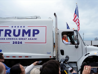 «Wie gefällt euch meine Müllabfuhr?», fragte Trump. - Foto: Julia Demaree Nikhinson/AP/dpa