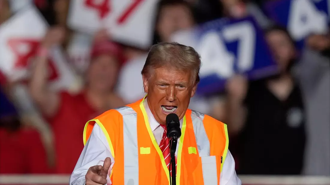 Trump trug die Weste eines Müllmanns auch bei einem Wahlkampfauftritt, um seine Anhänger mit der Aufregung über Bidens Worte zu mobilisieren.   - Bild: Alex Brandon/AP/dpa