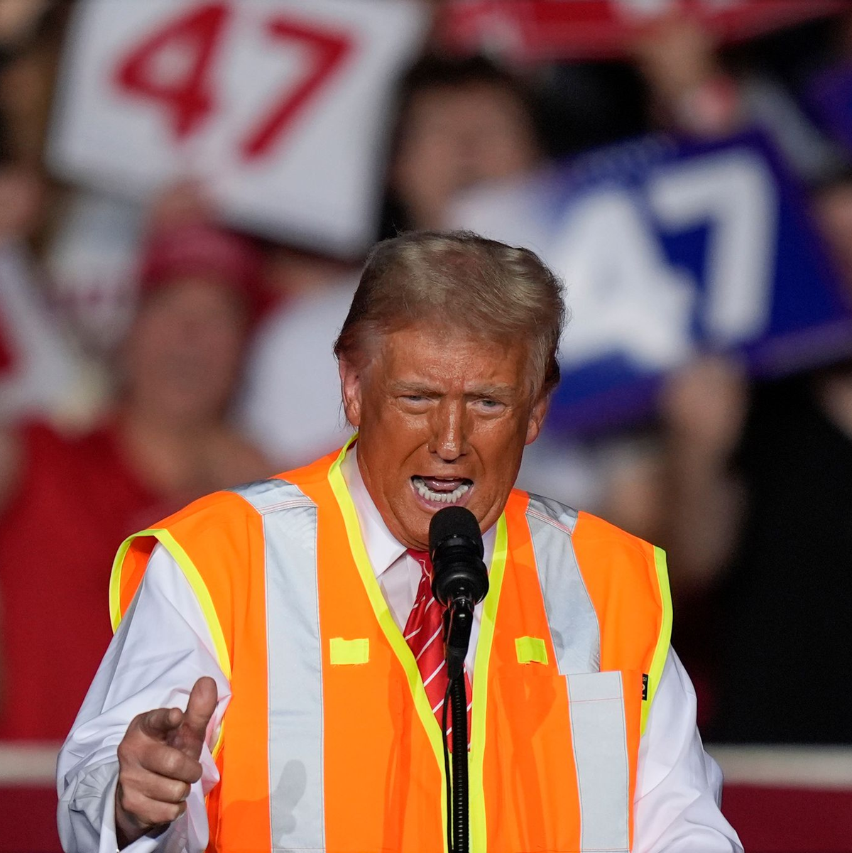 Trump trug die Weste eines Müllmanns auch bei einem Wahlkampfauftritt, um seine Anhänger mit der Aufregung über Bidens Worte zu mobilisieren.   - Foto: Alex Brandon/AP/dpa