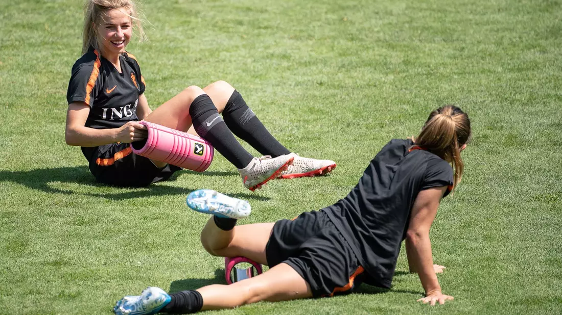 Im Leistungssport ist das Training mit der Faszienrolle ein mittlerweile gewohntes Bild. (Archivbild) - Bild: Sebastian Gollnow/dpa