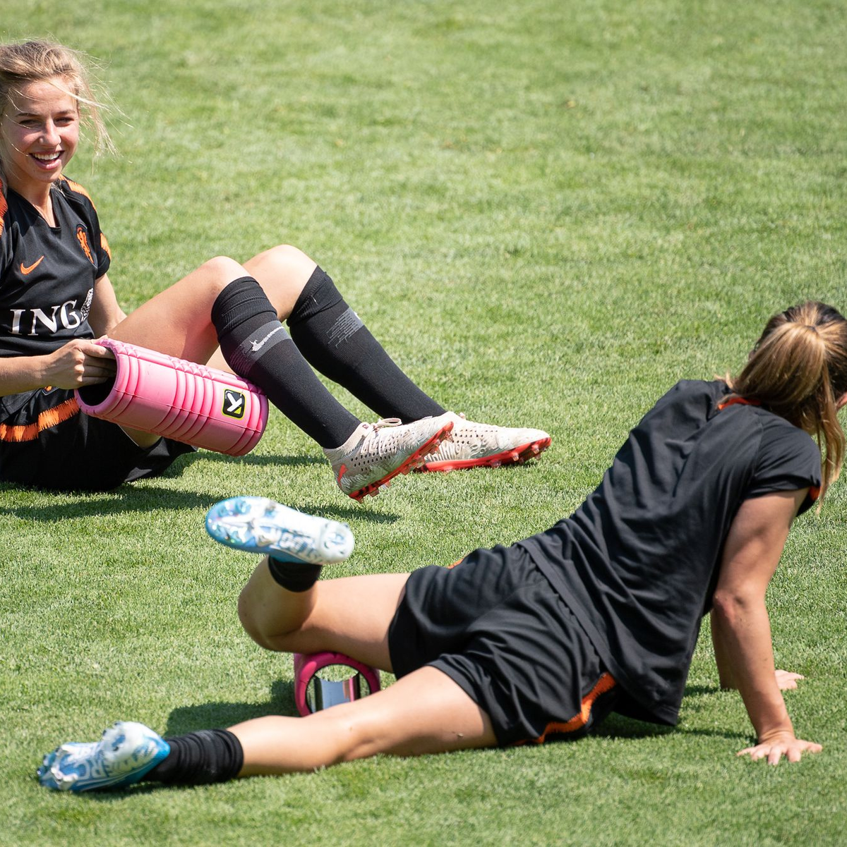 Im Leistungssport ist das Training mit der Faszienrolle ein mittlerweile gewohntes Bild. (Archivbild) - Foto: Sebastian Gollnow/dpa