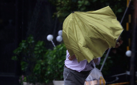 Den Behörden zufolge ereigneten sich bereits vor Anlandung des Tropensturms mehr als 100 Unfälle. - Foto: Chiang Ying-ying/AP/dpa