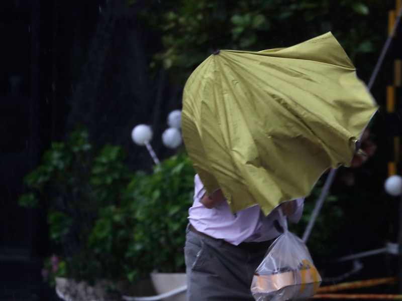 Den Behörden zufolge ereigneten sich bereits vor Anlandung des Tropensturms mehr als 100 Unfälle. - Foto: Chiang Ying-ying/AP/dpa