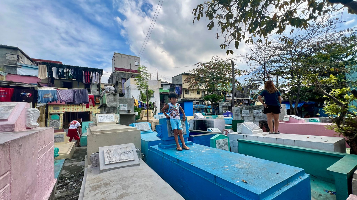 Wäsche waschen zwischen Gräbern - Normalität auf dem Manila North Cemetery. - Foto: Carola Frentzen/dpa