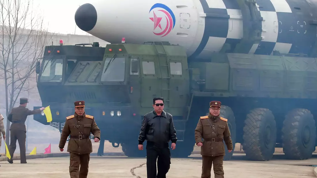 Nordkoreas Machthaber Kim hat die militärische Zusammenarbeit mit Russland rasant ausgebaut. - Bild: Uncredited/KCNA via KNS/AP/dpa