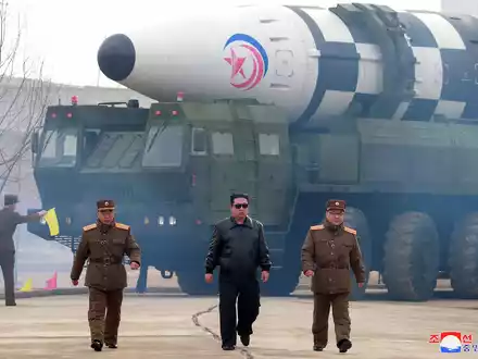 Nordkoreas Machthaber Kim hat die militärische Zusammenarbeit mit Russland rasant ausgebaut. - Foto: Uncredited/KCNA via KNS/AP/dpa