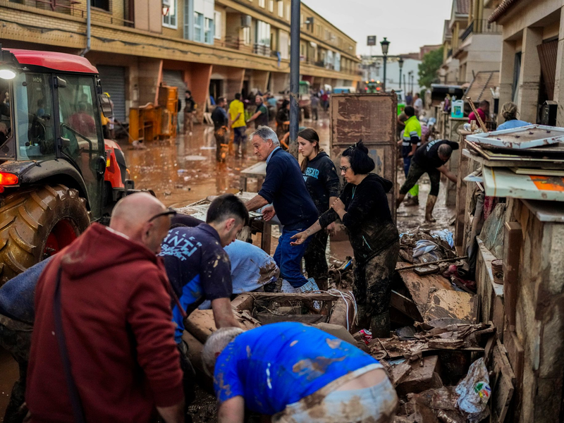 Ministerpräsident Sánchez will heute in die Region reisen (Foto aktuell). - Foto: Manu Fernandez/AP/dpa