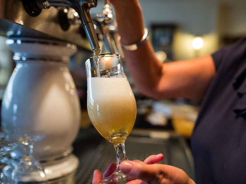 Monatsbilanz als Mutmacher für das Gastgewerbe: Umsatzzahlen in Summe fast überall im Plus (Symbolbild) - Foto: Sebastian Gollnow/dpa