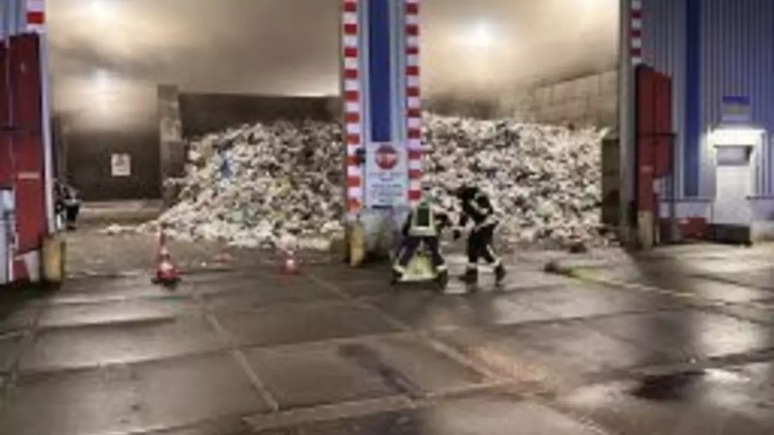 FW-MH: Brand in einem Entsorgungsbetrieb - Bild: presseportal.de