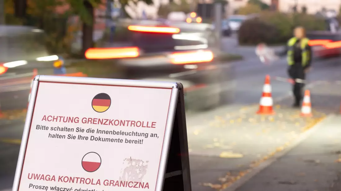 An der deutsch-polnischen Grenze wird seit gut einem Jahr kontrolliert. (Archivfoto) - Bild: Sebastian Kahnert/dpa