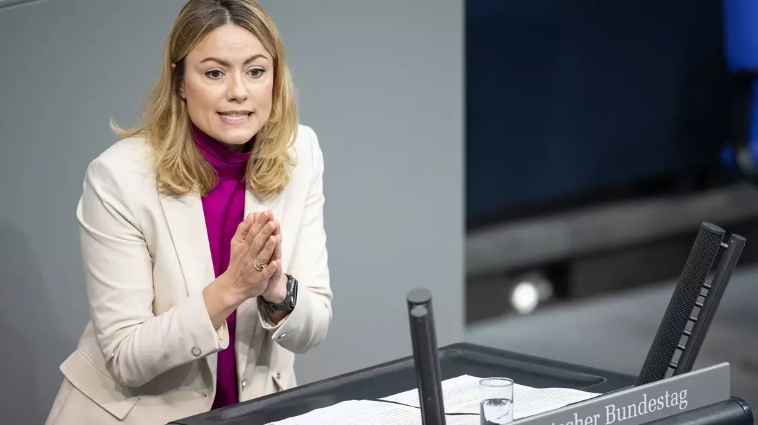Die Innenpolitikerin Clara Bünger (Die Linke) (Archivfoto) - Bild: Hannes P. Albert/dpa