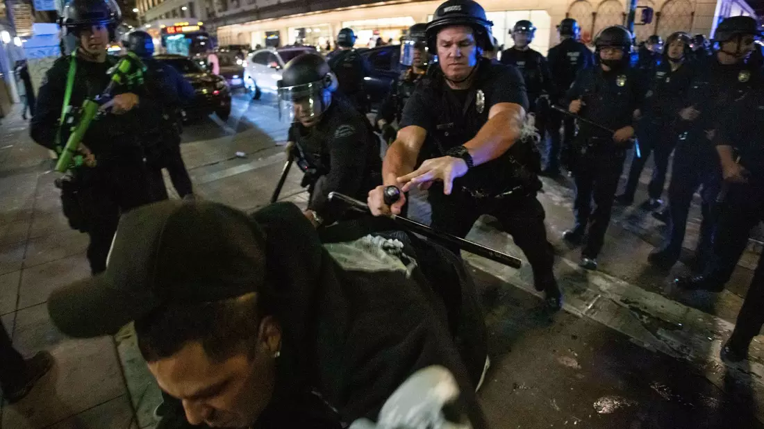 Ein Dodgers-Fan setzt sich mit der Polizei auseinander. - Bild: Ethan Swope/AP/dpa