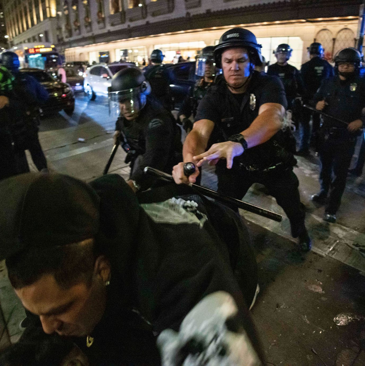Ein Dodgers-Fan setzt sich mit der Polizei auseinander. - Foto: Ethan Swope/AP/dpa