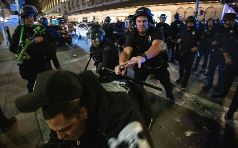 Ein Dodgers-Fan setzt sich mit der Polizei auseinander. - Foto: Ethan Swope/AP/dpa