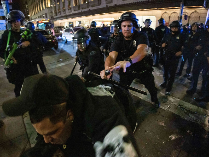 Ein Dodgers-Fan setzt sich mit der Polizei auseinander. - Foto: Ethan Swope/AP/dpa