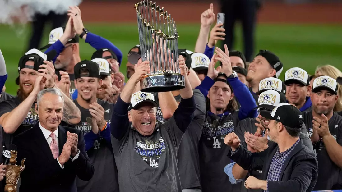 Die Los Angeles Dodgers feiern mit der Trophäe ihren Sieg in der World Series. - Bild: Seth Wenig/AP/dpa