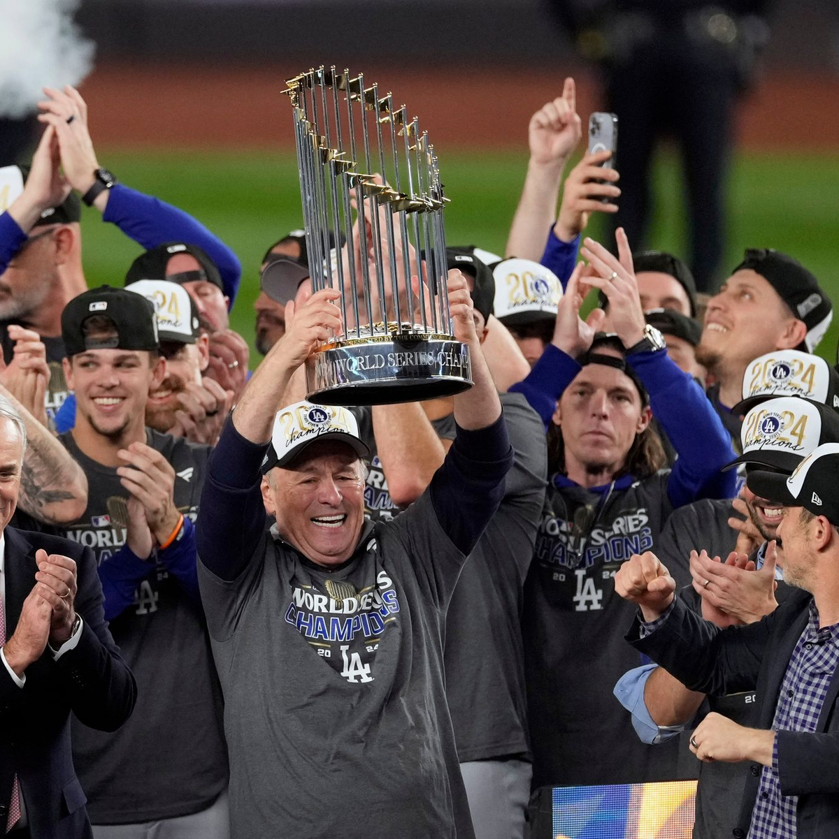 Die Los Angeles Dodgers feiern mit der Trophäe ihren Sieg in der World Series. - Foto: Seth Wenig/AP/dpa