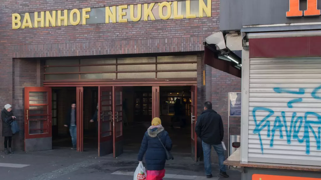 Die Kontrolle war am Berliner S-Bahnhof Neukölln. (Archivfoto) - Bild: Paul Zinken/dpa