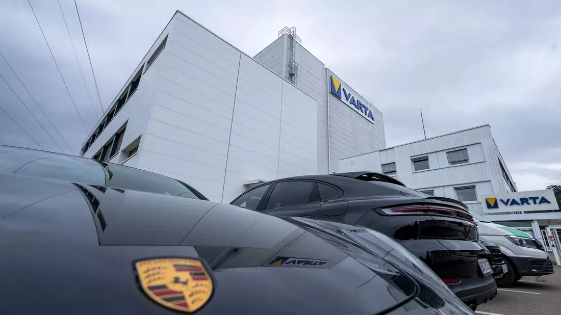 Porsche darf sich an Varta beteiligen. (Archivbild) - Bild: Stefan Puchner/dpa