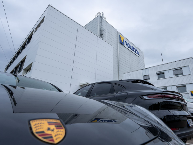Porsche übernimmt Mehrheit von Varta-Tochter (Archiv-Foto) - Foto: Stefan Puchner/dpa